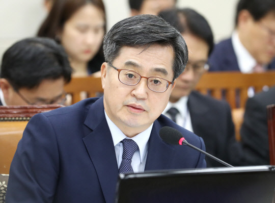 김동연 경제부총리 겸 기획재정부 장관이 19일 오전 국회에서 열린 기획재정위원회의 기획재정부 국정감사에서 의원들의 질의에 답하고 있다. <연합뉴스>